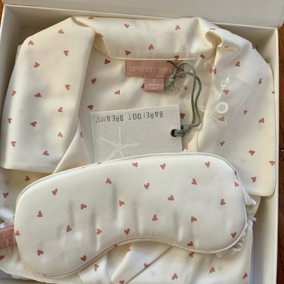 BAREFOOT DREAMS - Washed Satin Short PJ Set Tossed Hearts Sz Small
Valentine Day - Picture 6 of 7